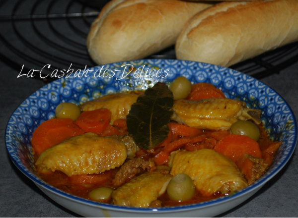 Djouez (sauce) aux ailes de poulet, carottes et olives